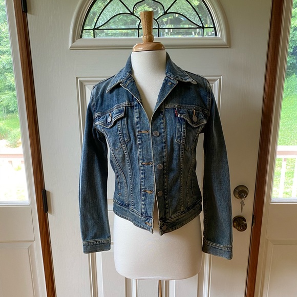 Levi's Jackets & Blazers - Levi denim Jacket, size M